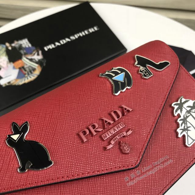 prada女包 普拉達最新聖誕限量款系列 1DH044 月兔徽章 PRADA女士斜挎迷你包 prada翻蓋鏈條女包  pyd2281